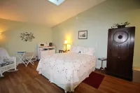 Immaculate Waterfront Studio Apt, kayaks, hot tub, 45 min. to Acadia