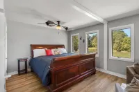 PVT PENINSULA! Hot tub, beach, spectacular views w/huge kitchen!Sleeps up to 21