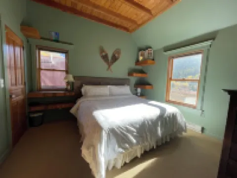 Creekside Side Pet Friendly Retreat