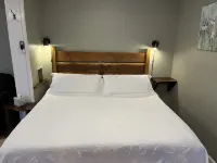 Cottage 1 block from Main St. on historic property.