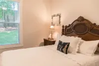 Be our guest-3-bedroom house in a great location!