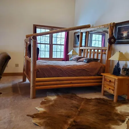 Hydro-Massage Tub! Wrangler Outlaw Suite! Horses!
