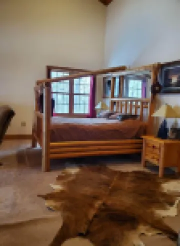 Hydro-Massage Tub! Wrangler Outlaw Suite! Horses!