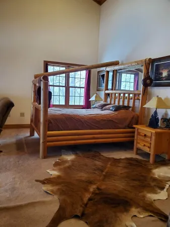 Hydro-Massage Tub! Wrangler Outlaw Suite! Horses!