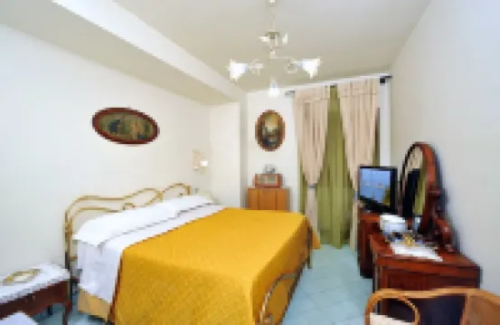 Apartment Ground, Sorrento Coast, with FREE swimming pool, parking, garden, WiFi