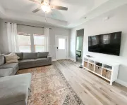 NEW 3BR/2B home w/ fenced yard - Dog & EV friendly - 4성급