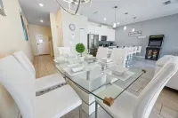 PRIVATE POOL/FREE RESORT ACCESS/CLOSE TO DISNEY/CLOSE TO RESTURANTS/MODERN STYLE