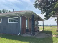 Cozy Beach Cottage. Great lake views. Lake access! Sleeps 6 efficiently.