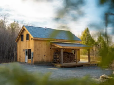 Newly built Vermont secluded cabin retreat with AC and brand new Hot Tub!!! 倫敦德里酒店