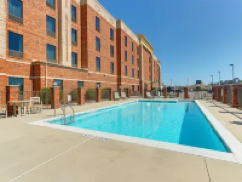 แฮมป์ตัน อินน์แอนด์สวีทส์ สวอนโบโร ใกล้แคมป์เลเจิร์น โรงแรมในOnslow County