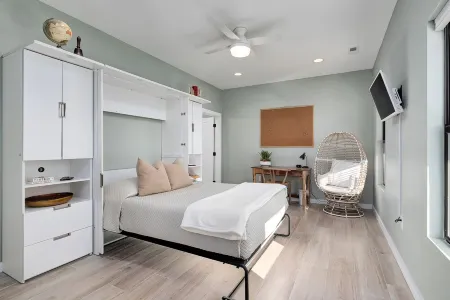 Private Heated Pool, Fishing Pond, Zip Line. Private 10 Acre Getaway!