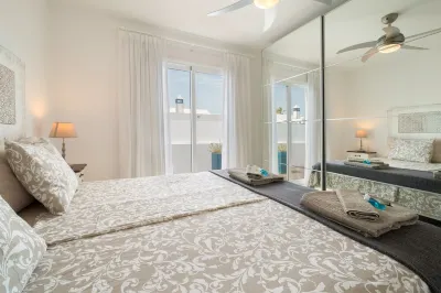 B1, in a small complex with communal heated pool 100m from the sea Отели рядом с достопримечательностью «Casa / Museo Cesar Manrique»