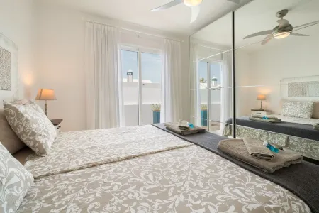 B1, in a small complex with communal heated pool 100m from the sea Отели рядом с достопримечательностью «Monte Corona»