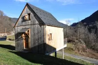 35 m² detached wooden chalet with terrace overlooking the mountains Hotels in Queige