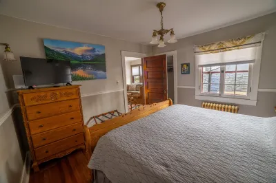 Captain Jack’s Cottage in Beautiful Cheyenne Cañon 2 blocks from Broadmoor Hotel Hotels near Cheyenne Mountain Zoo