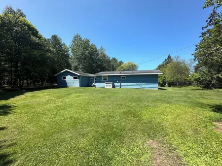 Cozy cottage on Little Bay De Noc minutes away from a public boat launch!