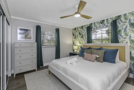 Fun! 4 Bedroom, 7 Beds - Pool Playground Game Room Putting Green in Clearwater! Отели рядом с достопримечательностью «Ларго Спортс Комплекс»