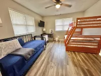 15 minutes to the airport. A peaceful nest in the middle of the city.