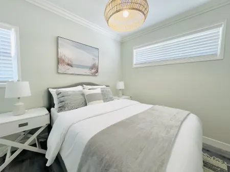 923-Sandbox- Beach Cottage With Parking! Отели рядом с достопримечательностью «Мишен Бич»