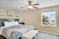 PROMO 10% WEEKLY AND 15% MONTHLY OFFNaperville/Aurora, King Bed, Fenced Yard!