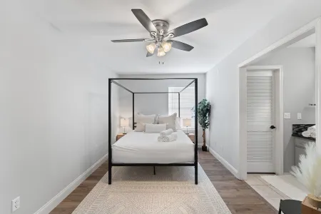 The Salty Breeze Beach House ~ 15 mins > Navarre & Pensacola Beach