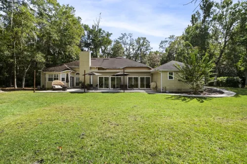 Spacious oasis in the city. Gainesville. Great backyard. 4 Bedrooms 3 baths.