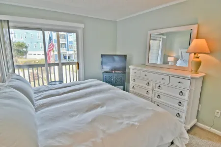 BEAUTIFUL Condo in the Perfect Location