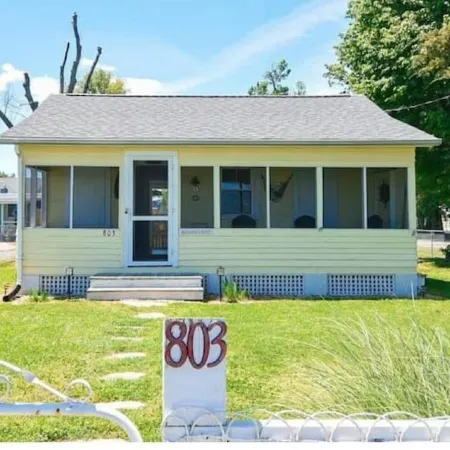 Sunnyside Up - Small Dog Friendly Waterfront Cottage