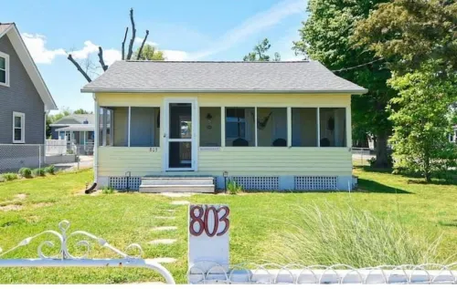 Sunnyside Up - Small Dog Friendly Waterfront Cottage