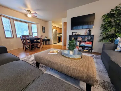 Front Street Retreat - A cozy, 2-bedroom apartment in the heart of Lynden! Hotels near Neon Reef Aquatics LLC