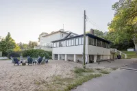 Lakefront home! Water view from the house.  Less than 3 minutes stroll to beach! โรงแรมใน