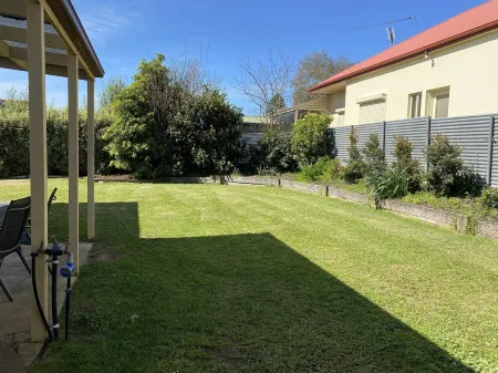 Sun filled 3 bedroom home Отели рядом с достопримечательностью «Кейв Гарден»