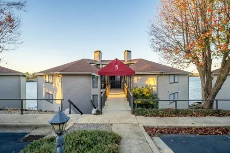 Spectacular 180º Lake View Condo on Lake Hamilton!