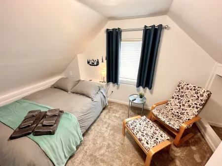 Big Bear: Spacious 4-Bedroom Near the Ocean Отели в г. Кодиак