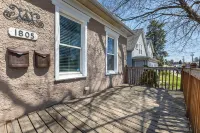 Check It Out! Great Location Large Priv w/Parking Hotels near Blain's Farm & Fleet - Dubuque, Iowa