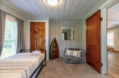 Trail House on the Parkway Hotels near Christmas Tree Hill Garden Center