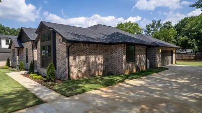 Experience Lake Texoma in just 3 mins! Spacious 4-Bed Vacation Home. Walmart Supercenter附近的飯店