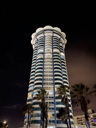 Beachside 2-bedroom condo steps to the Beach at Daytona Beach Отели рядом с достопримечательностью «Парк Ван Авеню»