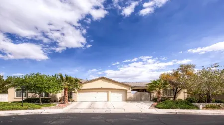 Magical Getaway: Garden Oasis & Pool, Mtn.Views, Hiking, Close to Shops & Strip Отели рядом с достопримечательностью «Парк Флойд Лам»