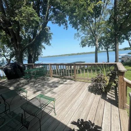 If You Are Looking for a Scenic Escape on Grand Lake Close to Grove, This is it!