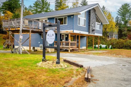 Bear Cub Charming 2-bedroom apartment near Sugarloaf on Snowmobile/ATV trails