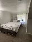 Charming Old Style Cottage. Pet Friendly!