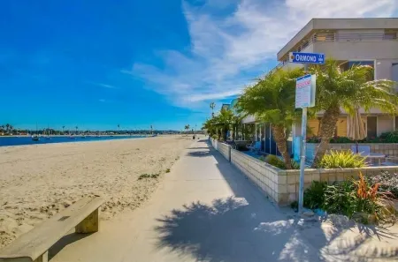 Seaside Sanctuary Studio with Shared Patio & AC Отели рядом с достопримечательностью «Ошен Дискавери Институт»