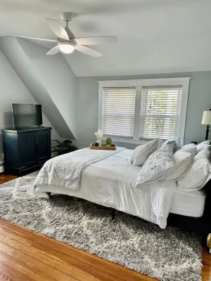 Recently totally renovated duplex located 5 minutes from Downtown Bristol. Các khách sạn gần Roger Williams University
