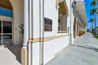 Island Newly Renovated 1 BR- King Bed Hotels near Via Flagler by The Breakers