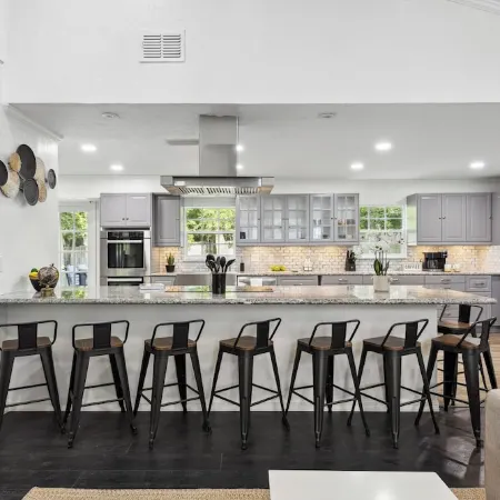 Modern 3-bedroom house walking distance from UF stadium!