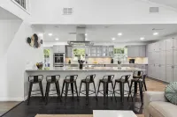 Modern 3-bedroom house walking distance from UF stadium!