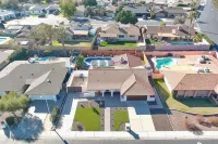 Fire Pit & Hot Tub Near Tempe Attractions
