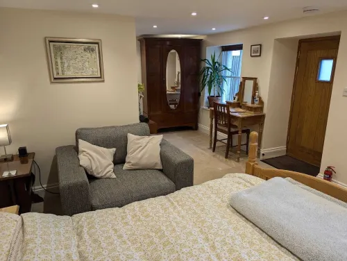 Private Suite near Bradford on Avon town center