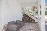 Bright 2 bedroom apartment in villa with pool and barbecue, 1km from the sea Hotels in Ortona